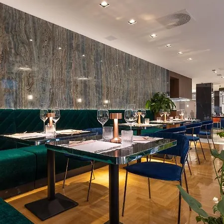 Hotel Silver Crown & Residence, Palace Quarter 4*
